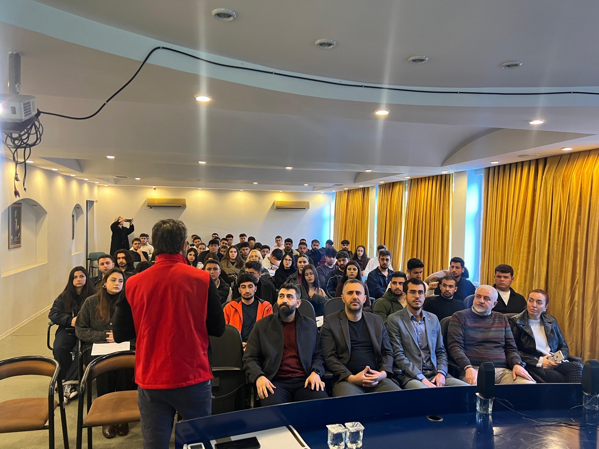 Elektrik ve Enerji B&ouml;l&uuml;m&uuml; &Ouml;ğrencileri Ter&ouml;rle M&uuml;cadele Farkındalık Eğitimine Katılım Sağladı detayı için tıklayınız