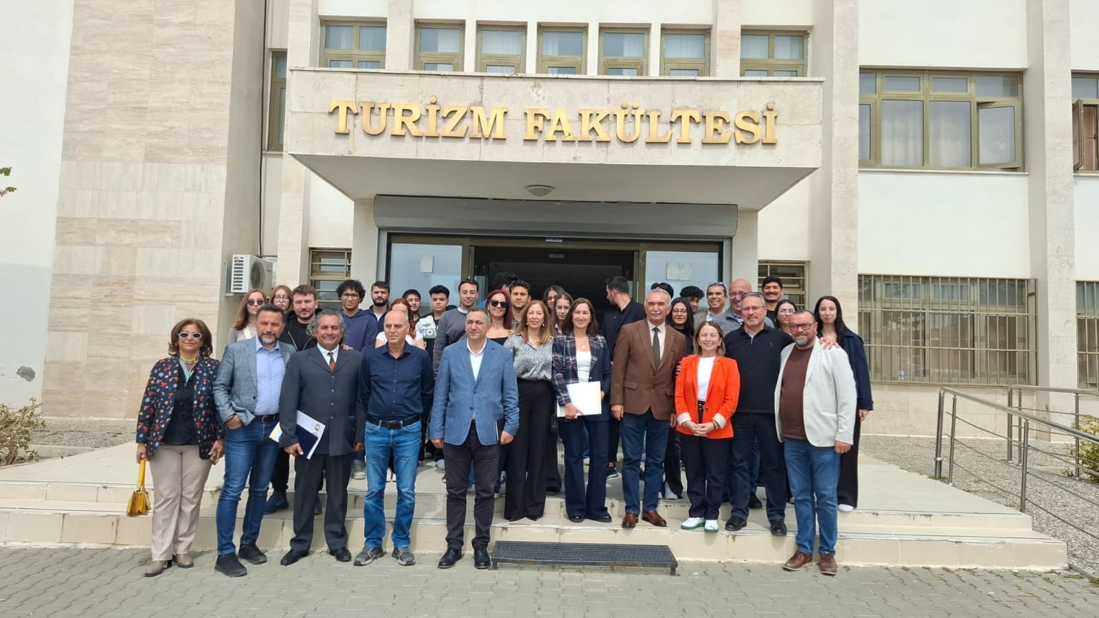 Turizm Haftasında Fak&uuml;ltenin Mezunları ve &Ouml;ğrencileri Kariyer Buluşmasında Bir Araya Geldi detayı için tıklayınız